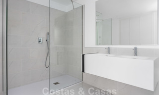 Modern design appartement te koop met ruim terras en grote tuin, grenzend aan de golfbaan in Marbella - Estepona 25403 