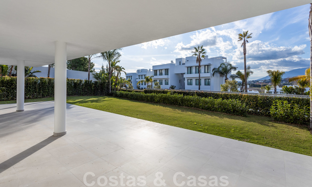 Modern design appartement te koop met ruim terras en grote tuin, grenzend aan de golfbaan in Marbella - Estepona 25404
