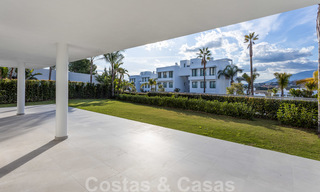 Modern design appartement te koop met ruim terras en grote tuin, grenzend aan de golfbaan in Marbella - Estepona 25404 