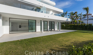 Modern design appartement te koop met ruim terras en grote tuin, grenzend aan de golfbaan in Marbella - Estepona 25405 