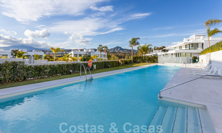 Modern design appartement te koop met ruim terras en grote tuin, grenzend aan de golfbaan in Marbella - Estepona 25406 