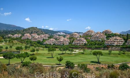 Ruime luxe appartementen met een groot terras en panoramisch uitzicht in een stijlvol complex omringd door de golfbaan in Marbella - Benahavis 25159