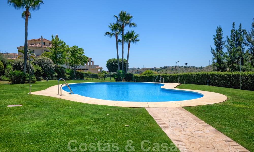 Ruime luxe appartementen met een groot terras en panoramisch uitzicht in een stijlvol complex omringd door de golfbaan in Marbella - Benahavis 25160