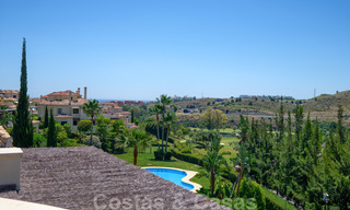 Ruime luxe appartementen met een groot terras en panoramisch uitzicht in een stijlvol complex omringd door de golfbaan in Marbella - Benahavis 25162 
