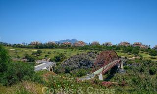 Ruime luxe appartementen met een groot terras en panoramisch uitzicht in een stijlvol complex omringd door de golfbaan in Marbella - Benahavis 25165 