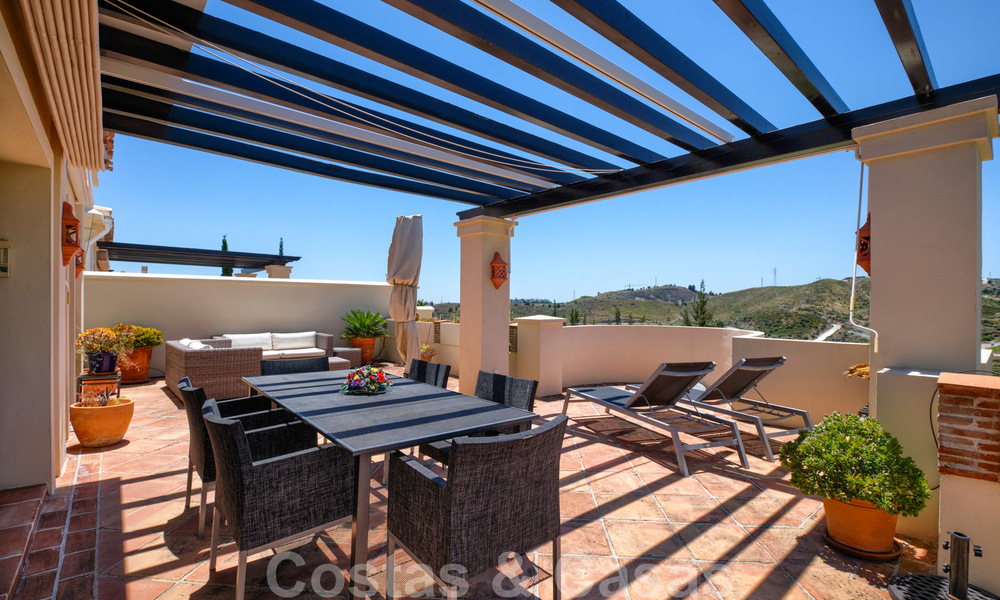 Ruime luxe appartementen met een groot terras en panoramisch uitzicht in een stijlvol complex omringd door de golfbaan in Marbella - Benahavis 25169