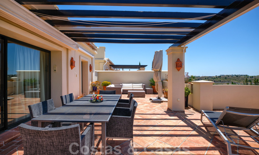 Ruime luxe appartementen met een groot terras en panoramisch uitzicht in een stijlvol complex omringd door de golfbaan in Marbella - Benahavis 25170