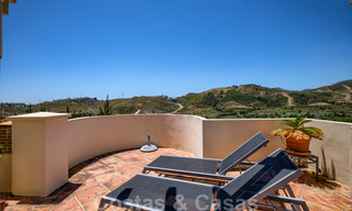 Ruime luxe appartementen met een groot terras en panoramisch uitzicht in een stijlvol complex omringd door de golfbaan in Marbella - Benahavis 25172 