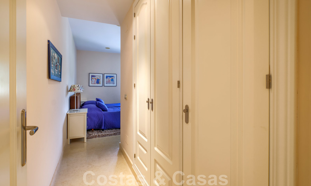 Ruime luxe appartementen met een groot terras en panoramisch uitzicht in een stijlvol complex omringd door de golfbaan in Marbella - Benahavis 25173