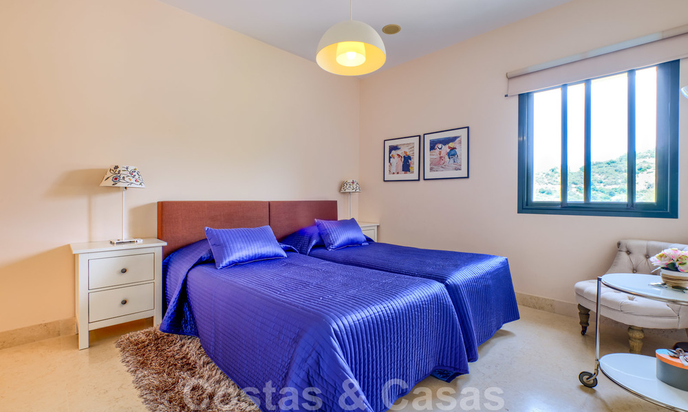 Ruime luxe appartementen met een groot terras en panoramisch uitzicht in een stijlvol complex omringd door de golfbaan in Marbella - Benahavis 25174