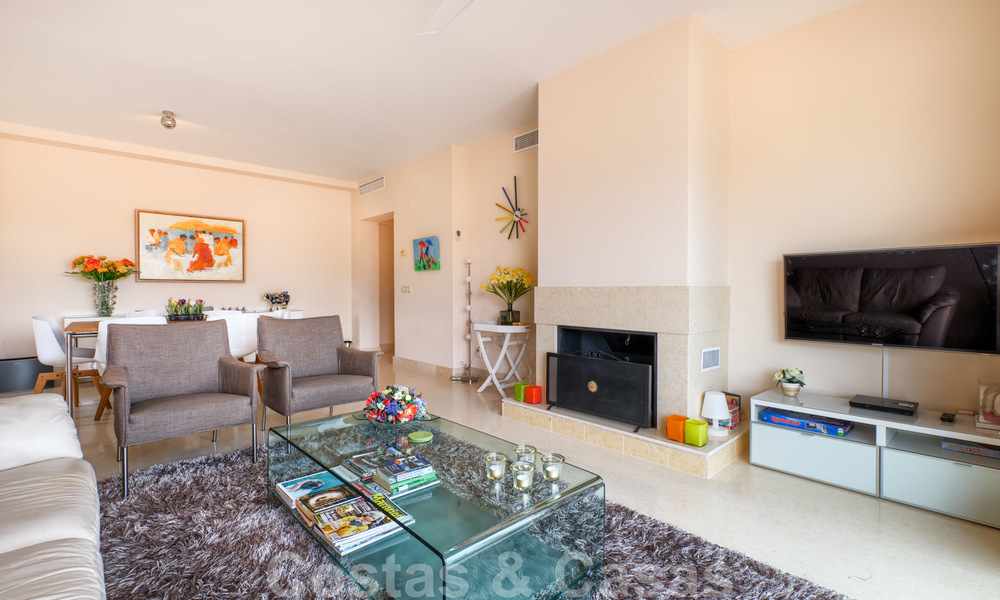 Ruime luxe appartementen met een groot terras en panoramisch uitzicht in een stijlvol complex omringd door de golfbaan in Marbella - Benahavis 25188