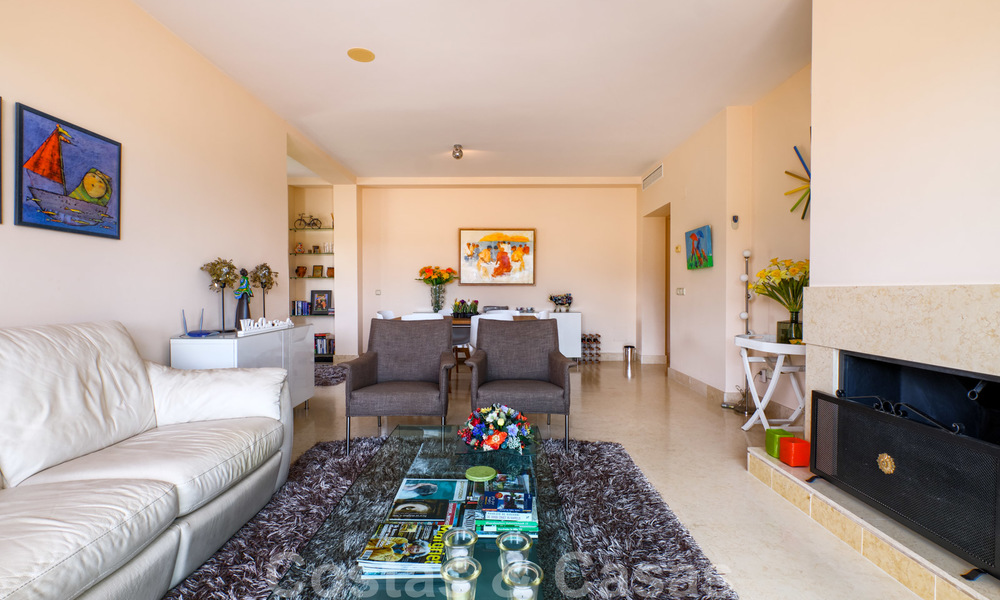 Ruime luxe appartementen met een groot terras en panoramisch uitzicht in een stijlvol complex omringd door de golfbaan in Marbella - Benahavis 25189