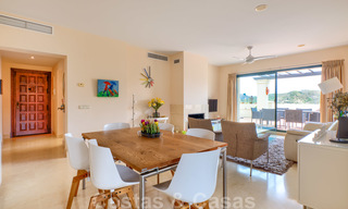 Ruime luxe appartementen met een groot terras en panoramisch uitzicht in een stijlvol complex omringd door de golfbaan in Marbella - Benahavis 25193 