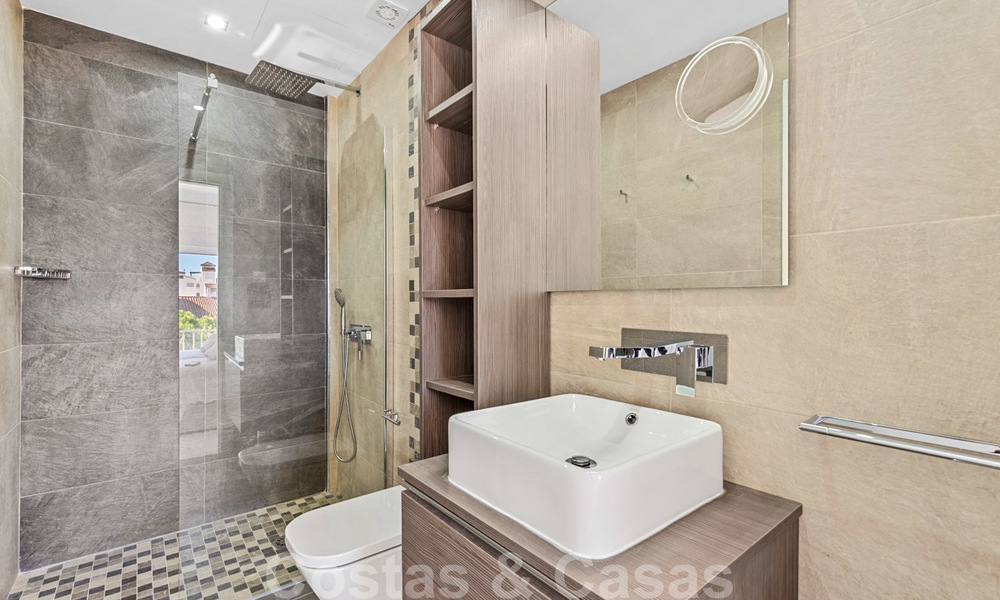 Prachtig gerenoveerd penthouse appartement te koop, in een tweede lijn strandcomplex te Puerto Banus, Marbella. Aanzienlijke prijsverlaging! 25408