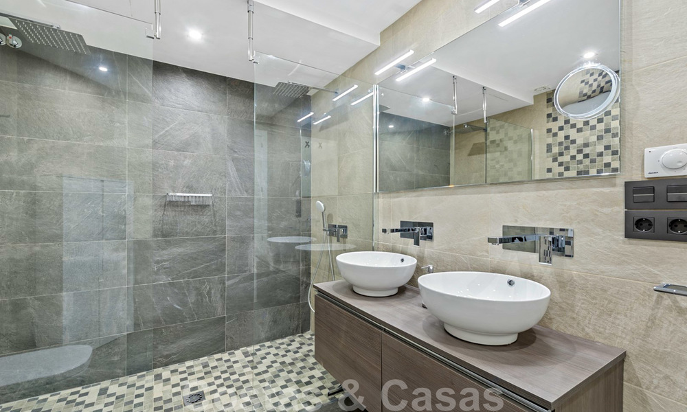 Prachtig gerenoveerd penthouse appartement te koop, in een tweede lijn strandcomplex te Puerto Banus, Marbella. Aanzienlijke prijsverlaging! 25413