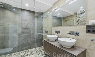 Prachtig gerenoveerd penthouse appartement te koop, in een tweede lijn strandcomplex te Puerto Banus, Marbella. Aanzienlijke prijsverlaging! 25413 