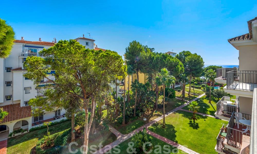 Prachtig gerenoveerd penthouse appartement te koop, in een tweede lijn strandcomplex te Puerto Banus, Marbella. Aanzienlijke prijsverlaging! 25417