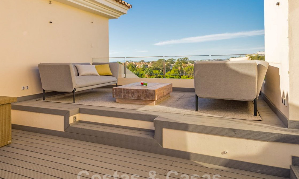 Prachtig gerenoveerd penthouse appartement te koop, in een tweede lijn strandcomplex te Puerto Banus, Marbella. Aanzienlijke prijsverlaging! 25419