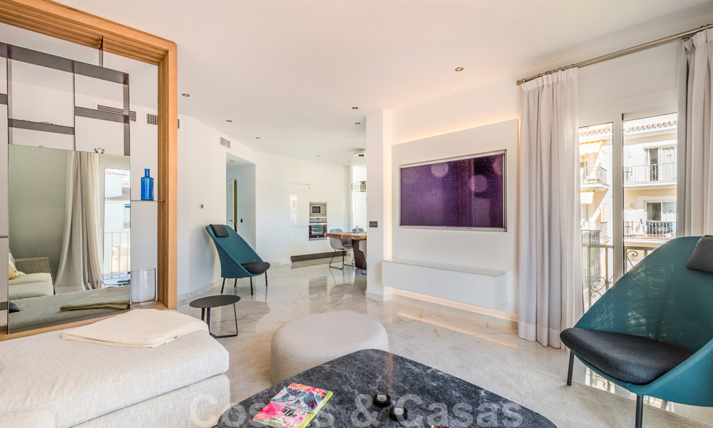 Prachtig gerenoveerd penthouse appartement te koop, in een tweede lijn strandcomplex te Puerto Banus, Marbella. Aanzienlijke prijsverlaging! 25420