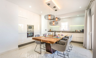 Prachtig gerenoveerd penthouse appartement te koop, in een tweede lijn strandcomplex te Puerto Banus, Marbella. Aanzienlijke prijsverlaging! 25421 