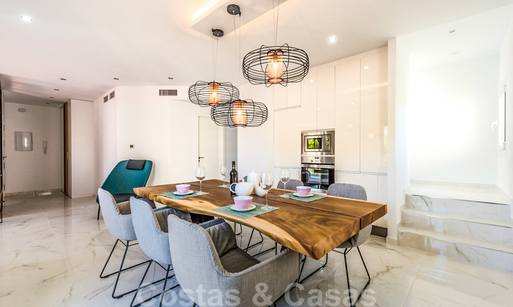 Prachtig gerenoveerd penthouse appartement te koop, in een tweede lijn strandcomplex te Puerto Banus, Marbella. Aanzienlijke prijsverlaging! 25422