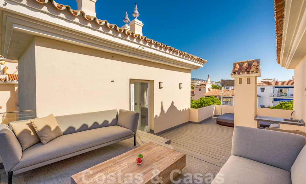 Prachtig gerenoveerd penthouse appartement te koop, in een tweede lijn strandcomplex te Puerto Banus, Marbella. Aanzienlijke prijsverlaging! 25425