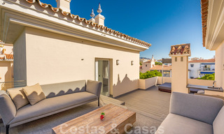 Prachtig gerenoveerd penthouse appartement te koop, in een tweede lijn strandcomplex te Puerto Banus, Marbella. Aanzienlijke prijsverlaging! 25425 