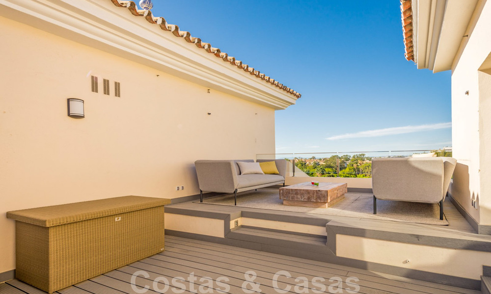 Prachtig gerenoveerd penthouse appartement te koop, in een tweede lijn strandcomplex te Puerto Banus, Marbella. Aanzienlijke prijsverlaging! 25426
