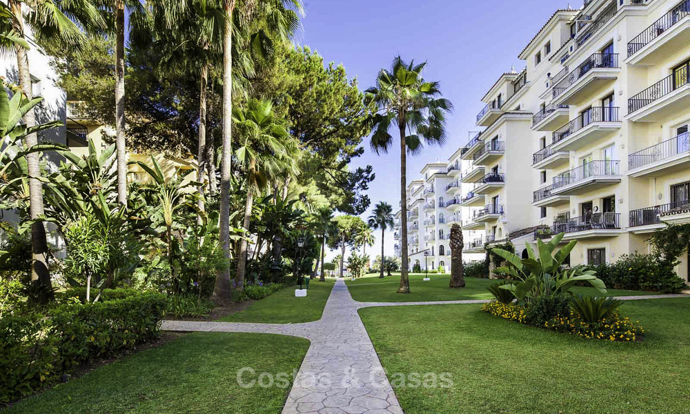 Prachtig gerenoveerd penthouse appartement te koop, in een tweede lijn strandcomplex te Puerto Banus, Marbella. Aanzienlijke prijsverlaging! 25431