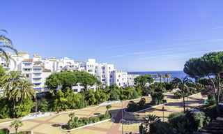 Prachtig gerenoveerd penthouse appartement te koop, in een tweede lijn strandcomplex te Puerto Banus, Marbella. Aanzienlijke prijsverlaging! 25433 