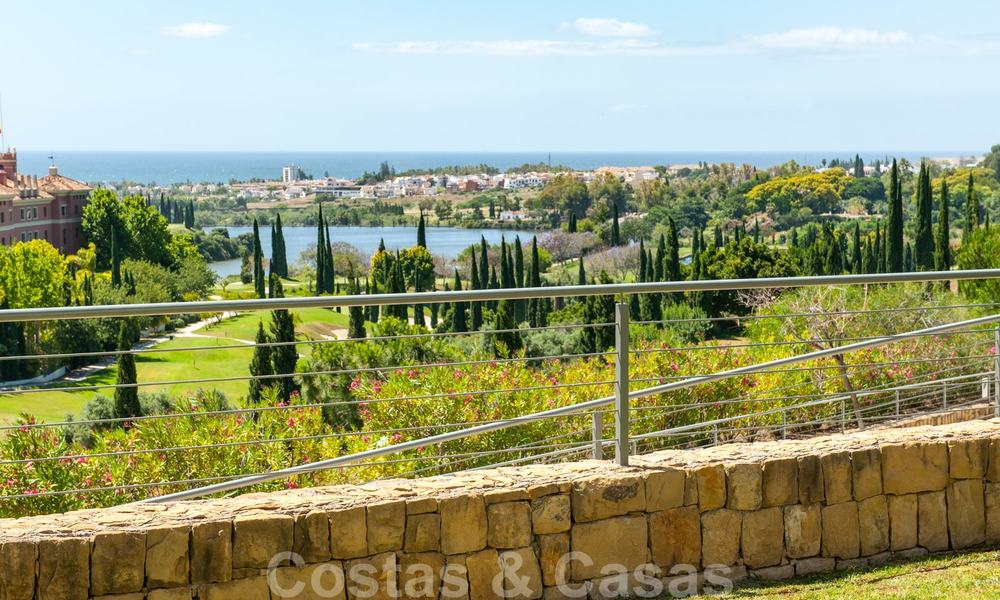 Modern eerstelijns golf appartement met prachtig golf- en zeezicht te koop in Los Flamingos Golf in Marbella - Benahavis 25133