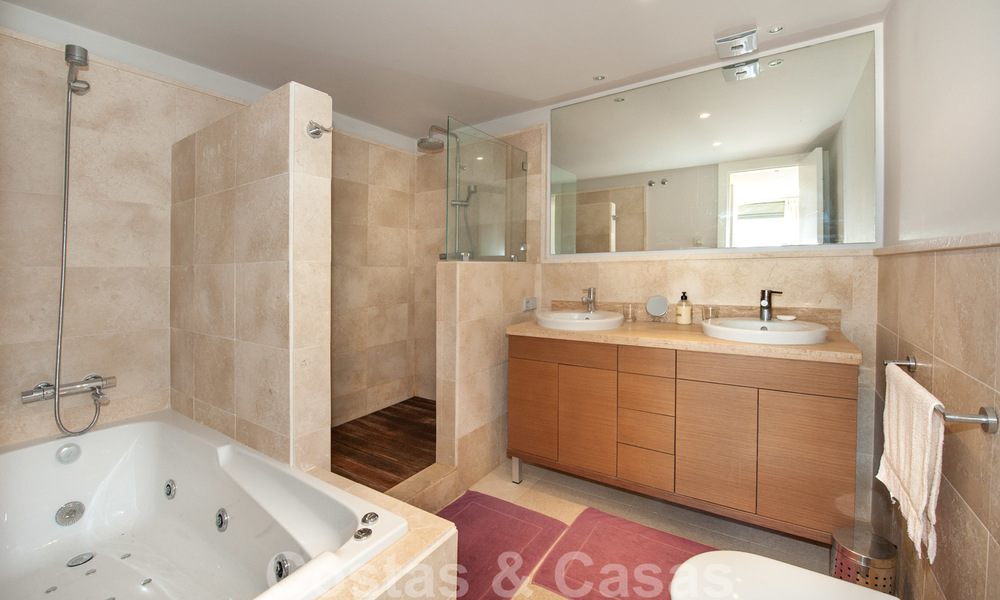 Modern eerstelijns golf appartement met prachtig golf- en zeezicht te koop in Los Flamingos Golf in Marbella - Benahavis 25140