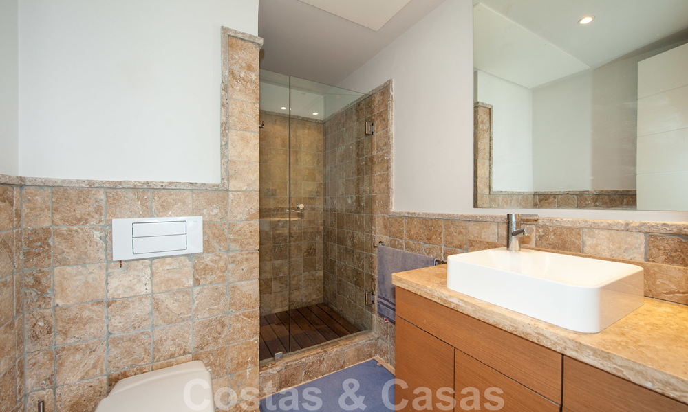 Modern eerstelijns golf appartement met prachtig golf- en zeezicht te koop in Los Flamingos Golf in Marbella - Benahavis 25142