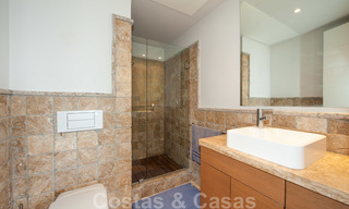 Modern eerstelijns golf appartement met prachtig golf- en zeezicht te koop in Los Flamingos Golf in Marbella - Benahavis 25142 