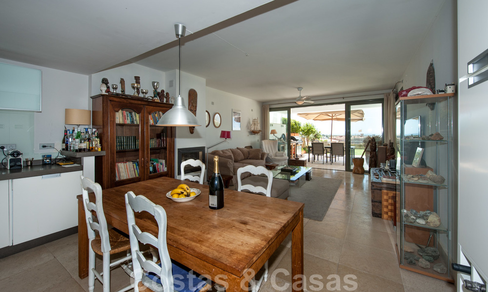 Modern eerstelijns golf appartement met prachtig golf- en zeezicht te koop in Los Flamingos Golf in Marbella - Benahavis 25146