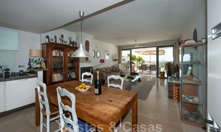 Modern eerstelijns golf appartement met prachtig golf- en zeezicht te koop in Los Flamingos Golf in Marbella - Benahavis 25146 