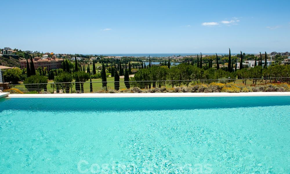 Modern eerstelijns golf appartement met prachtig golf- en zeezicht te koop in Los Flamingos Golf in Marbella - Benahavis 25150