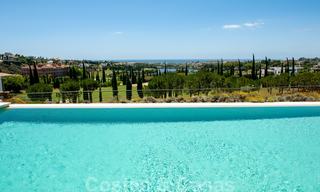 Modern eerstelijns golf appartement met prachtig golf- en zeezicht te koop in Los Flamingos Golf in Marbella - Benahavis 25150 