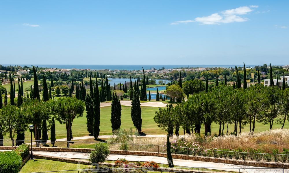 Modern eerstelijns golf appartement met prachtig golf- en zeezicht te koop in Los Flamingos Golf in Marbella - Benahavis 25153