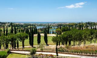 Modern eerstelijns golf appartement met prachtig golf- en zeezicht te koop in Los Flamingos Golf in Marbella - Benahavis 25153 