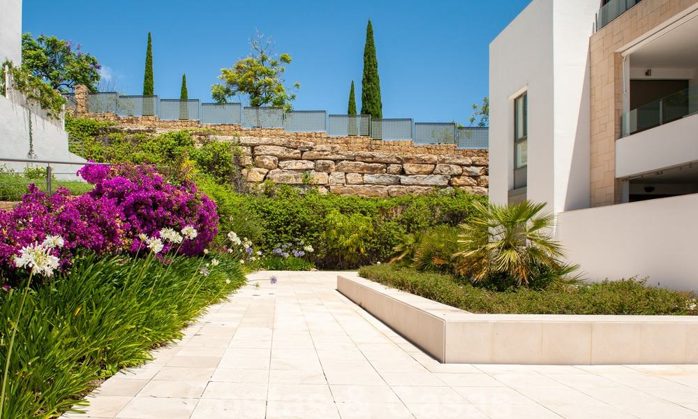 Modern eerstelijns golf appartement met prachtig golf- en zeezicht te koop in Los Flamingos Golf in Marbella - Benahavis 25155