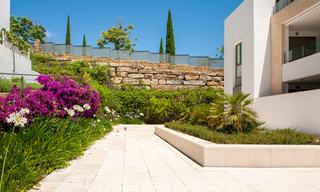 Modern eerstelijns golf appartement met prachtig golf- en zeezicht te koop in Los Flamingos Golf in Marbella - Benahavis 25155 