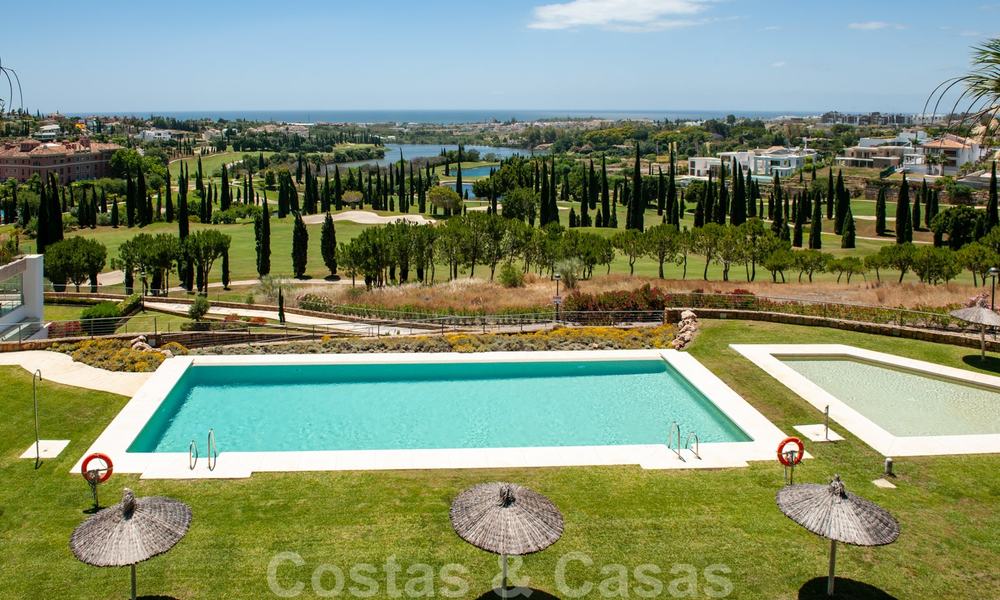 Modern eerstelijns golf appartement met prachtig golf- en zeezicht te koop in Los Flamingos Golf in Marbella - Benahavis 25156