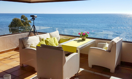 Opportuniteit! Modern appartement te koop op de eerste rij van een frontlijn strand complex met open zeezicht tussen Marbella en Estepona 25516