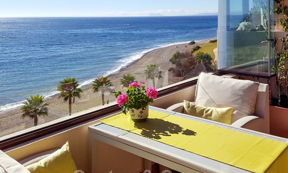 Opportuniteit! Modern appartement te koop op de eerste rij van een frontlijn strand complex met open zeezicht tussen Marbella en Estepona 25518