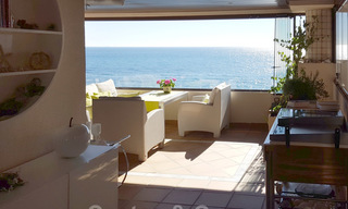 Opportuniteit! Modern appartement te koop op de eerste rij van een frontlijn strand complex met open zeezicht tussen Marbella en Estepona 25519 