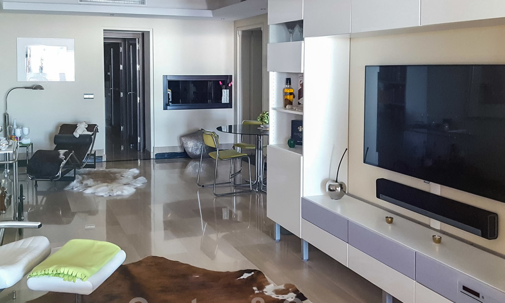 Opportuniteit! Modern appartement te koop op de eerste rij van een frontlijn strand complex met open zeezicht tussen Marbella en Estepona 25520