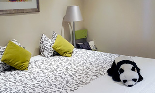 Opportuniteit! Modern appartement te koop op de eerste rij van een frontlijn strand complex met open zeezicht tussen Marbella en Estepona 25522 