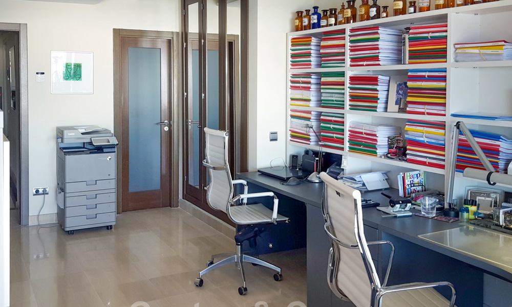 Opportuniteit! Modern appartement te koop op de eerste rij van een frontlijn strand complex met open zeezicht tussen Marbella en Estepona 25524