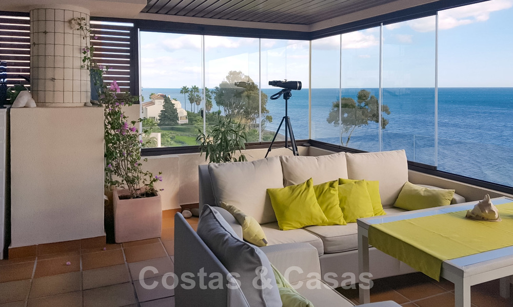 Opportuniteit! Modern appartement te koop op de eerste rij van een frontlijn strand complex met open zeezicht tussen Marbella en Estepona 25525
